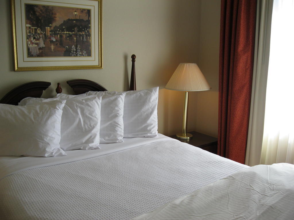 Chisholm Suite Hotel Duncan Номер фото